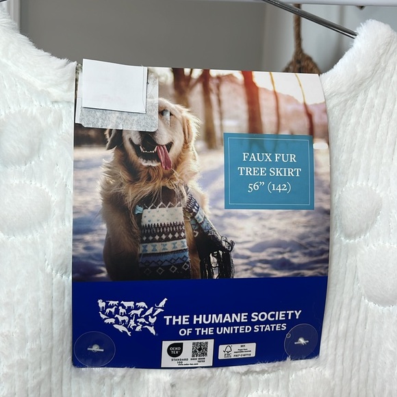 Humane Society Christmas Tree Skirt Faux Fur with Paw Prints, 56" round NWT - Picture 10 of 16